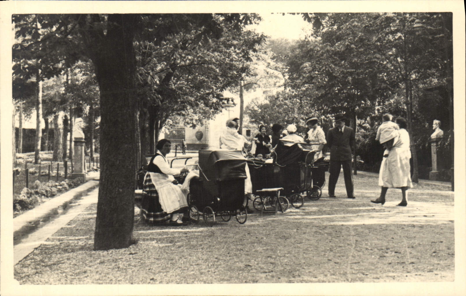 Real photo Women Landeaux Children