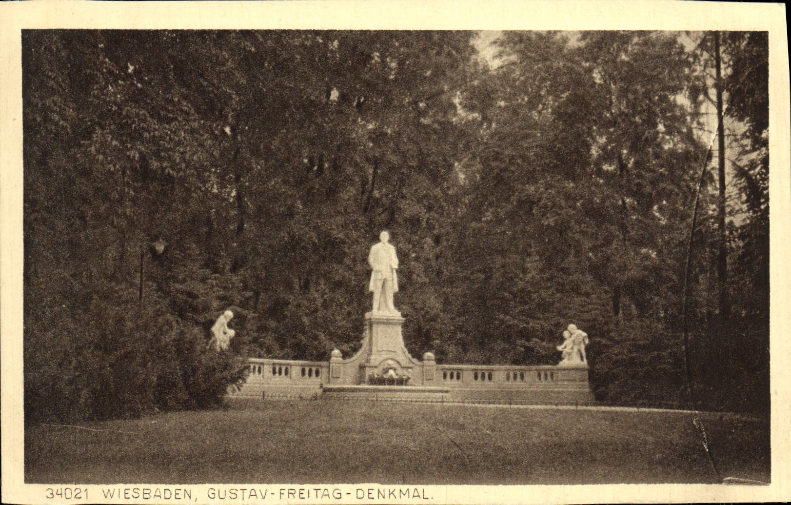 POSTAL Wiesbaden Gustavo Freitag Denkmal de la VENDIMIA