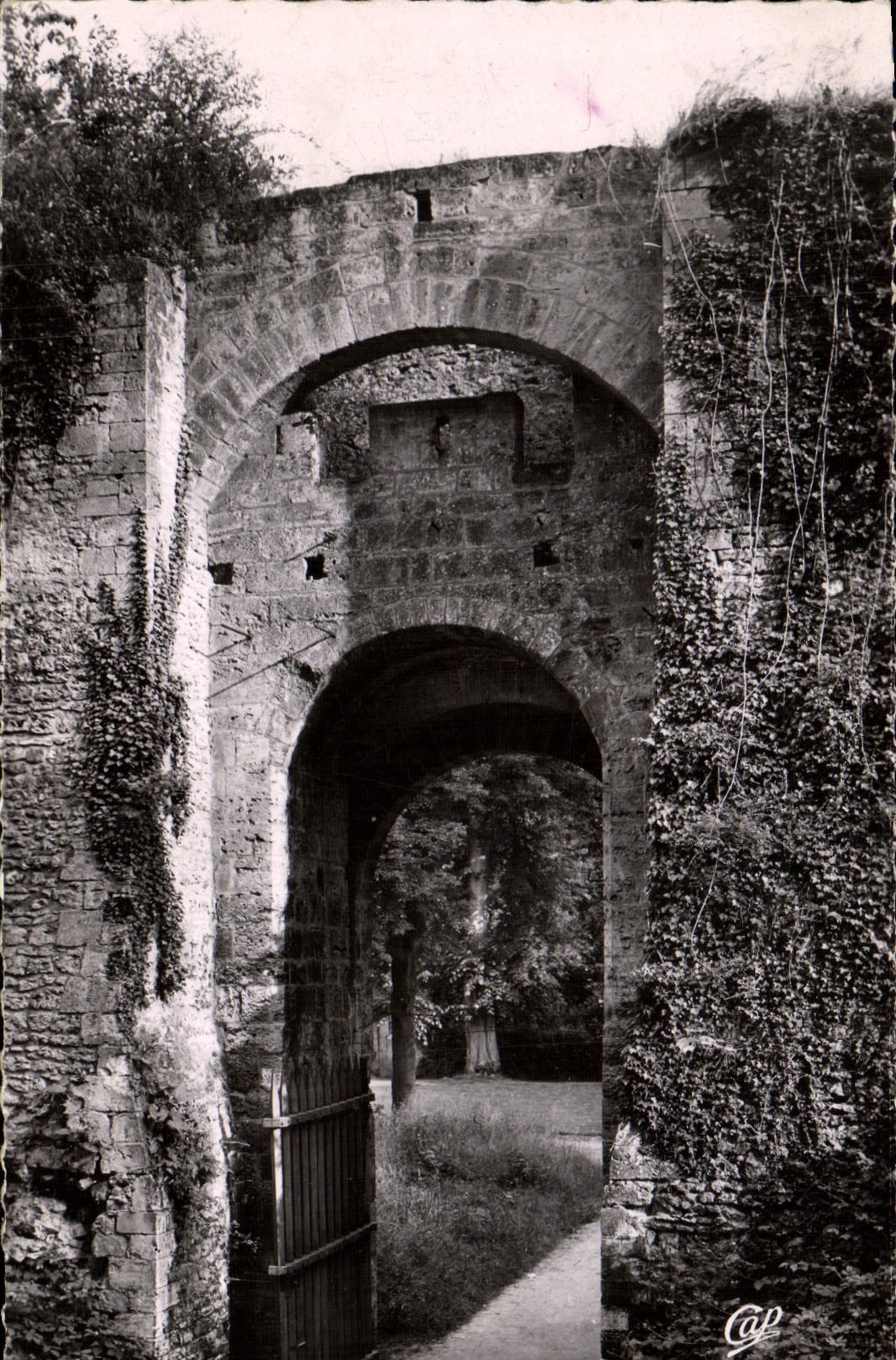 POSTAL MODERNA Gisors la puerta de las paredes