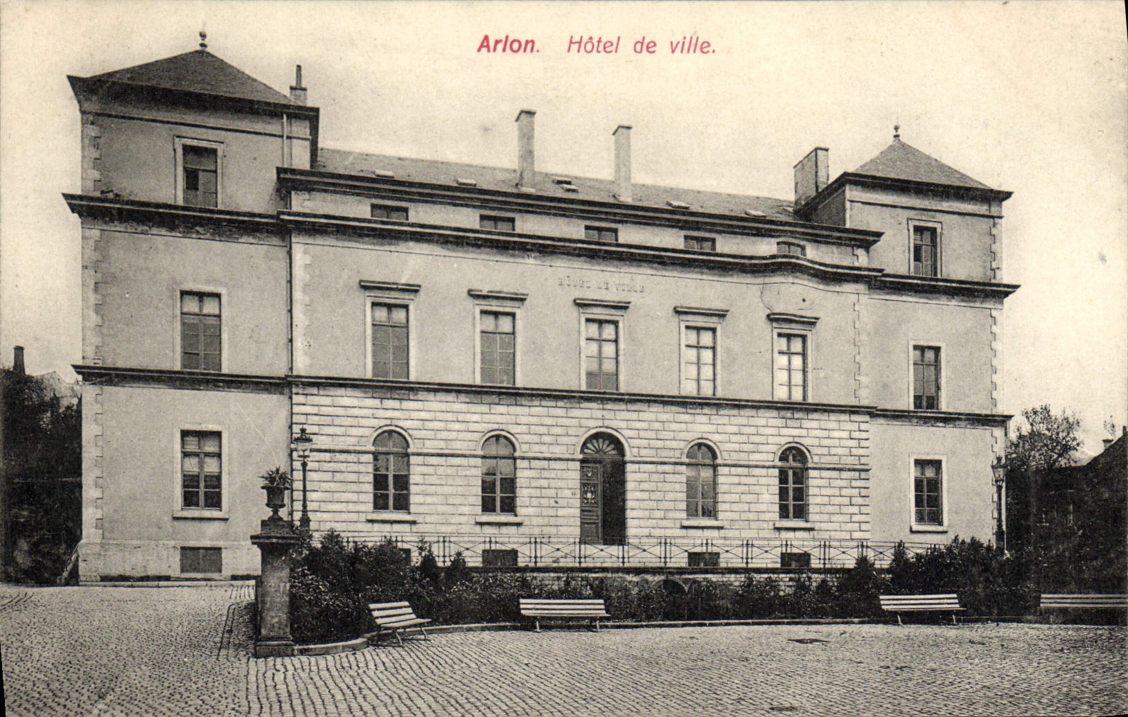 VINTAGE POSTCARD Arlon Town hall