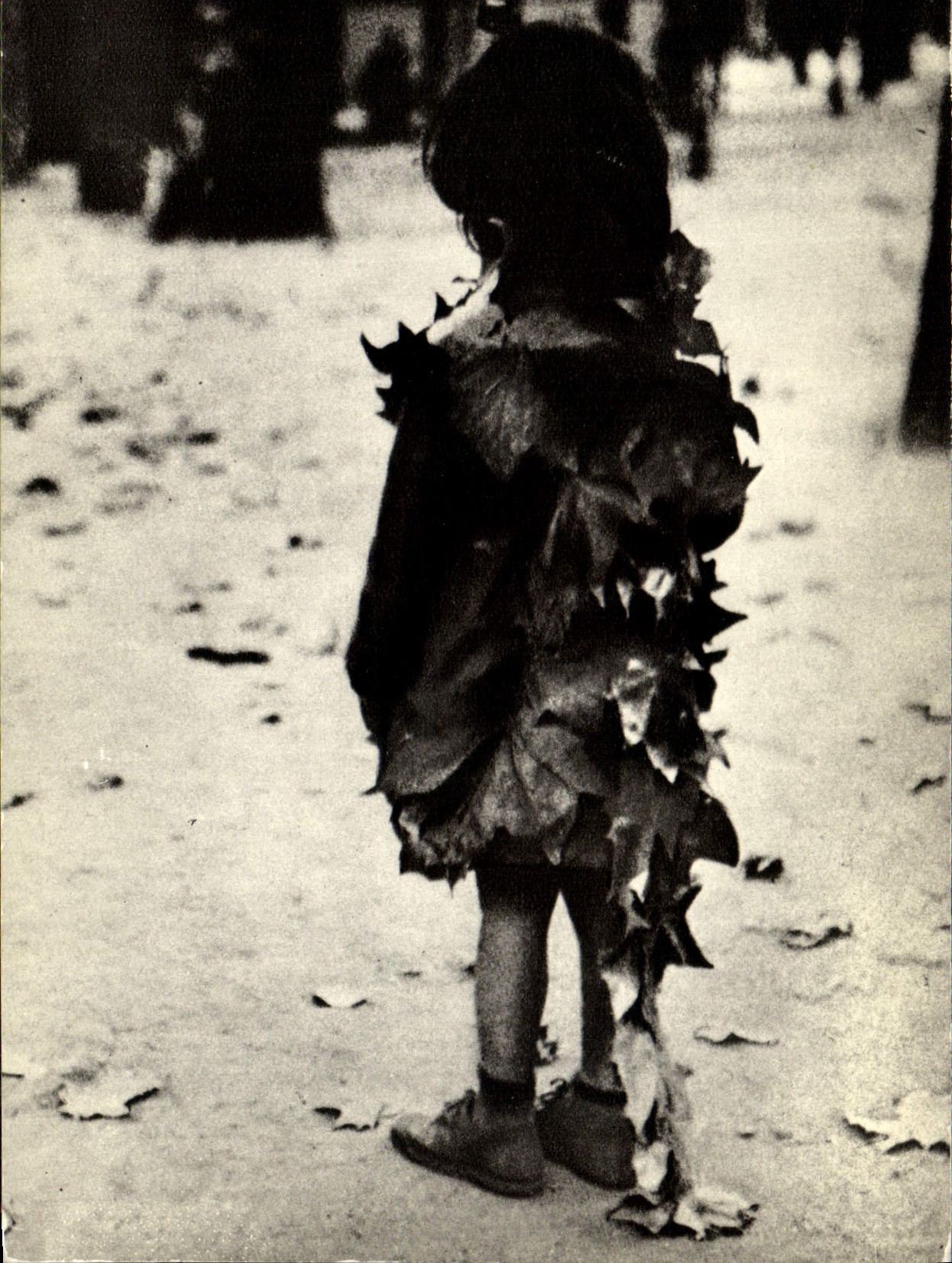 CPM Edouard Bouat La Petite Fille Aux Feuilles Mortes