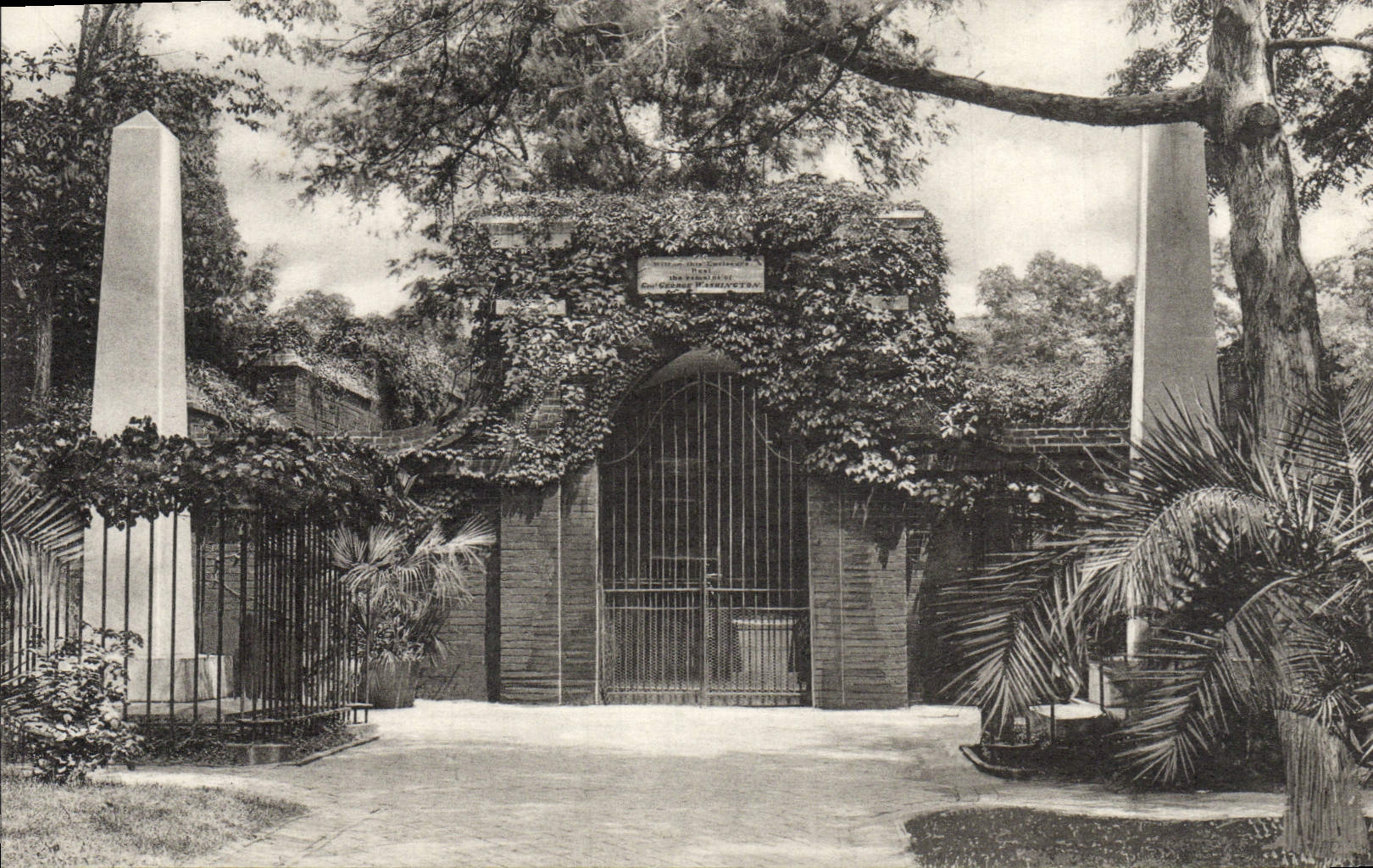 VINTAGE POSTCARD Tomb Off General George Washington His Wife And Remains Off Many Off The Washington Family Mount Vernon Virginia