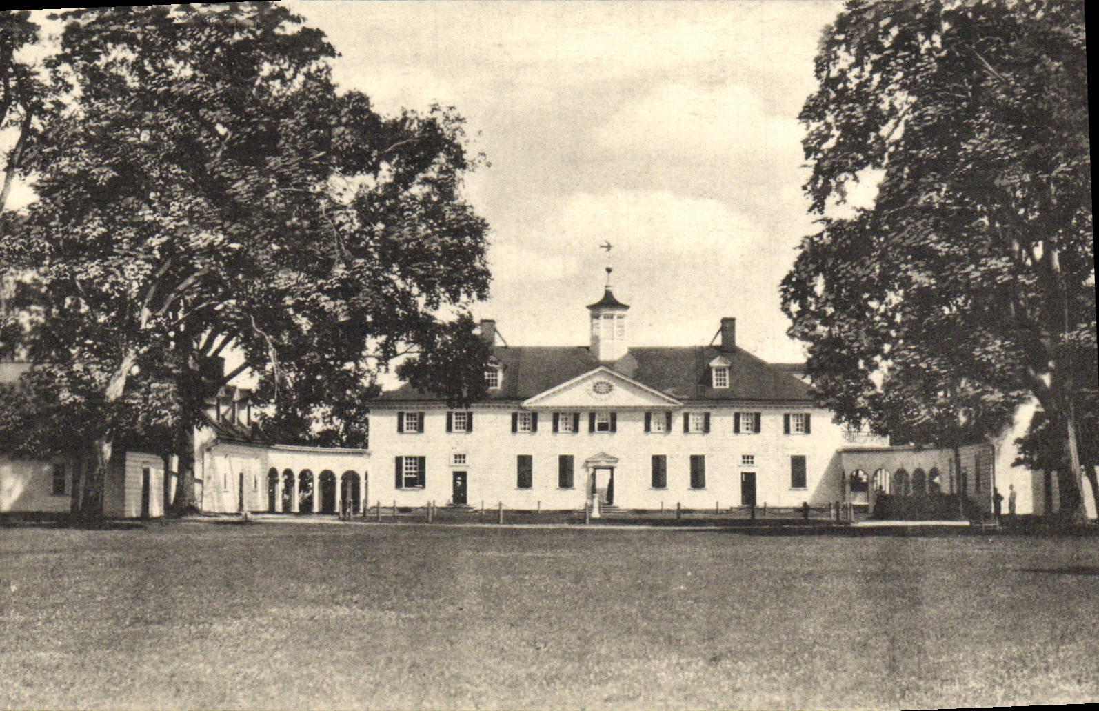 VINTAGE POSTCARD West Face From The Fan-in Cateway Mount Vernon Virginia Home Off George Washington