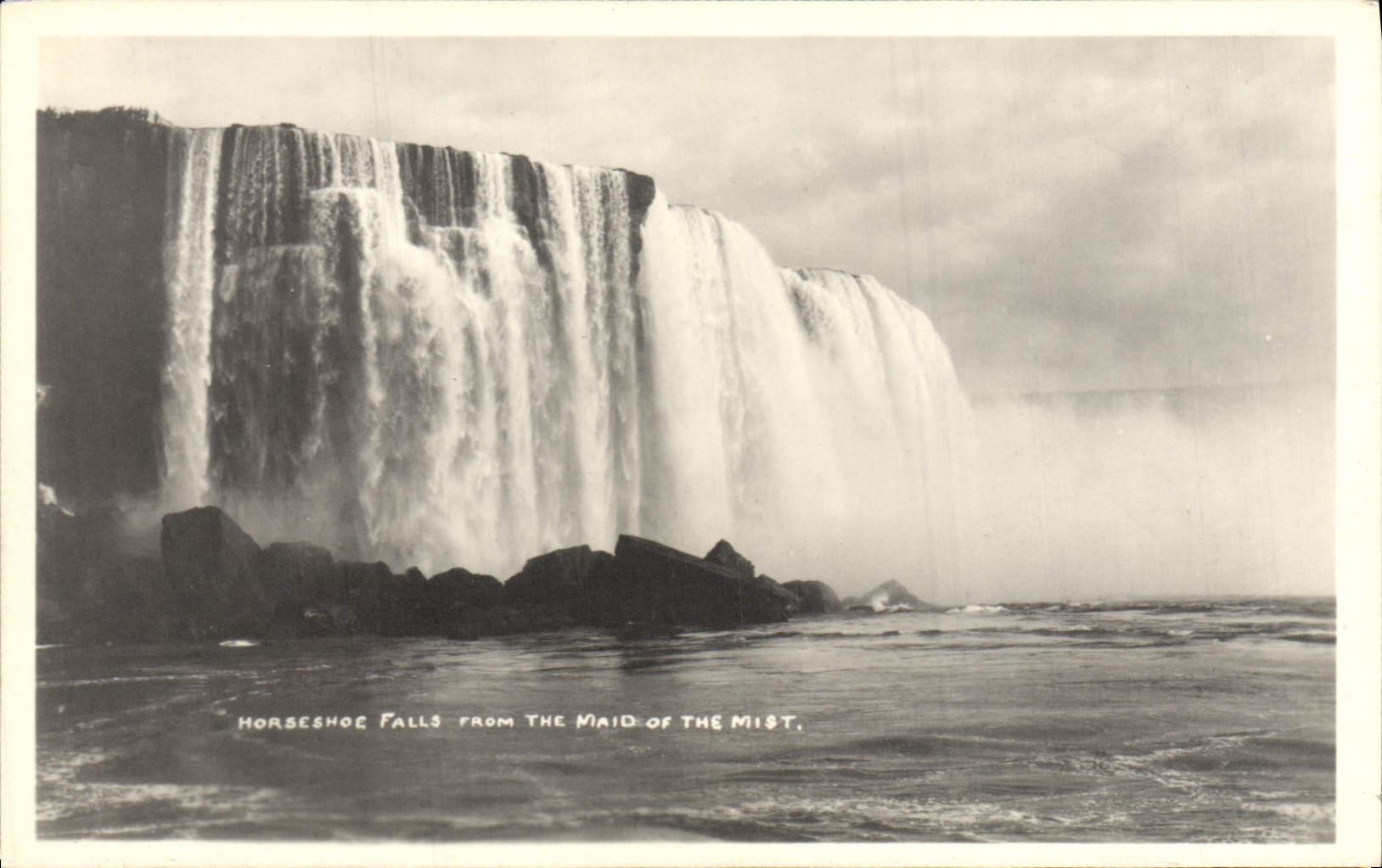 Catarata de herradura de la POSTAL de la VENDIMIA de la criada de la niebla