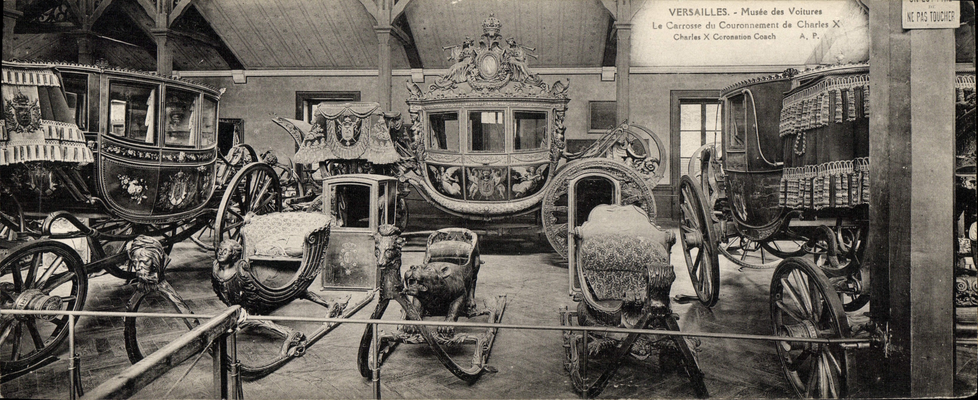 CPA Grand Format Versailles Musee des voitures La carrosse de couronnement de Charles X 28 * 11 cm