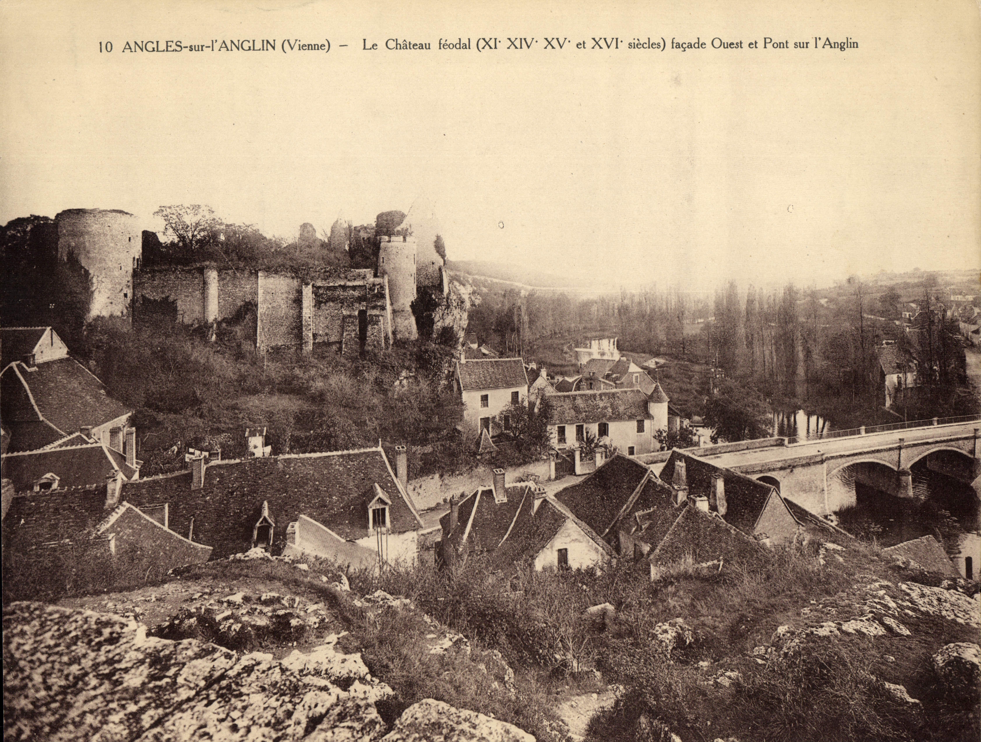 Los ángulos de gran tamaño de la POSTAL de la VENDIMIA en Anglin ven el ataque frontal y el puente occidentales del castillo en Anglin 28 * 23 cm