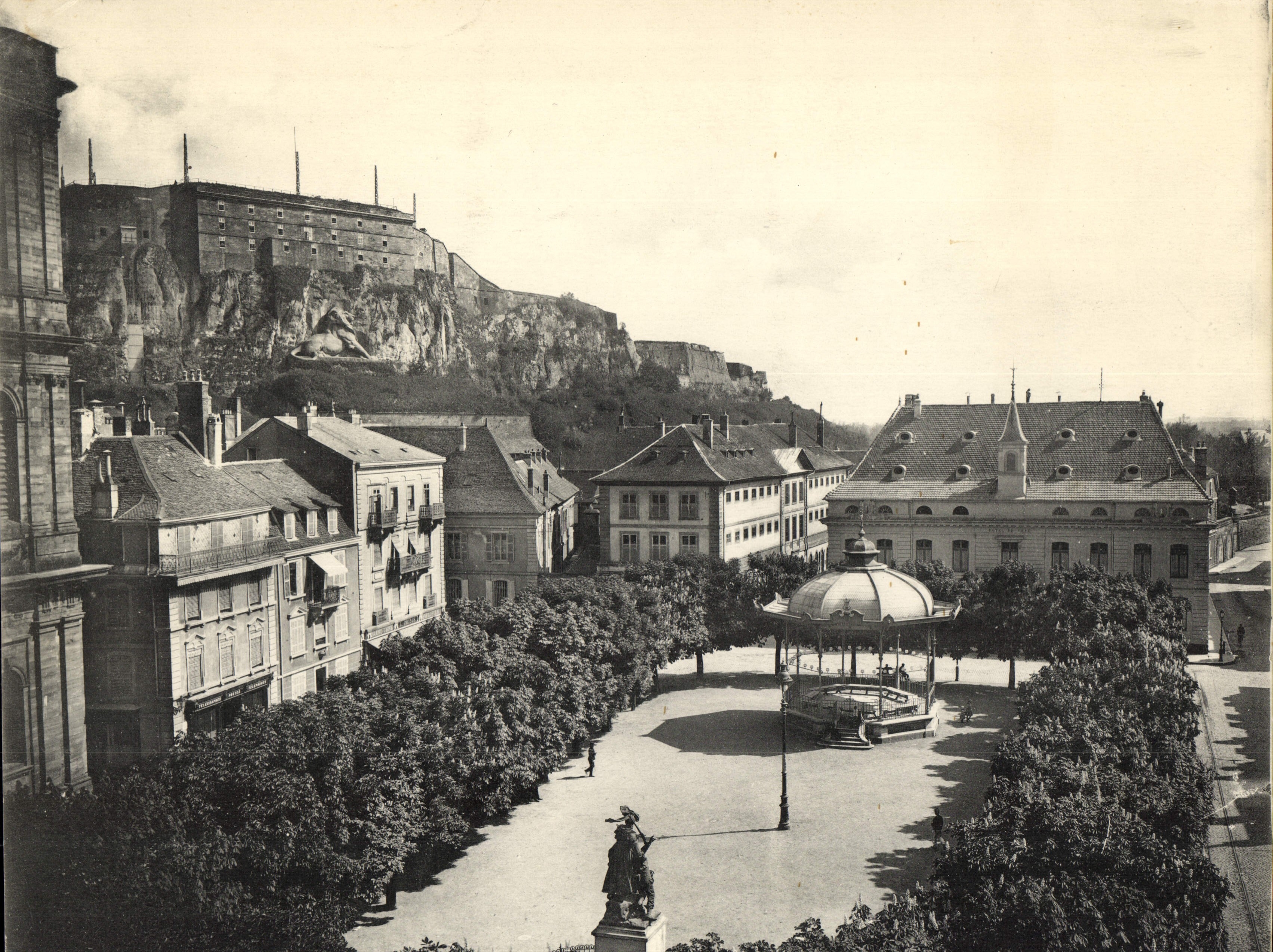 CPA Grand Format Belfort La Place d'Armes L'Hotel de Ville le Chateau et le Lion 28 * 23 cm