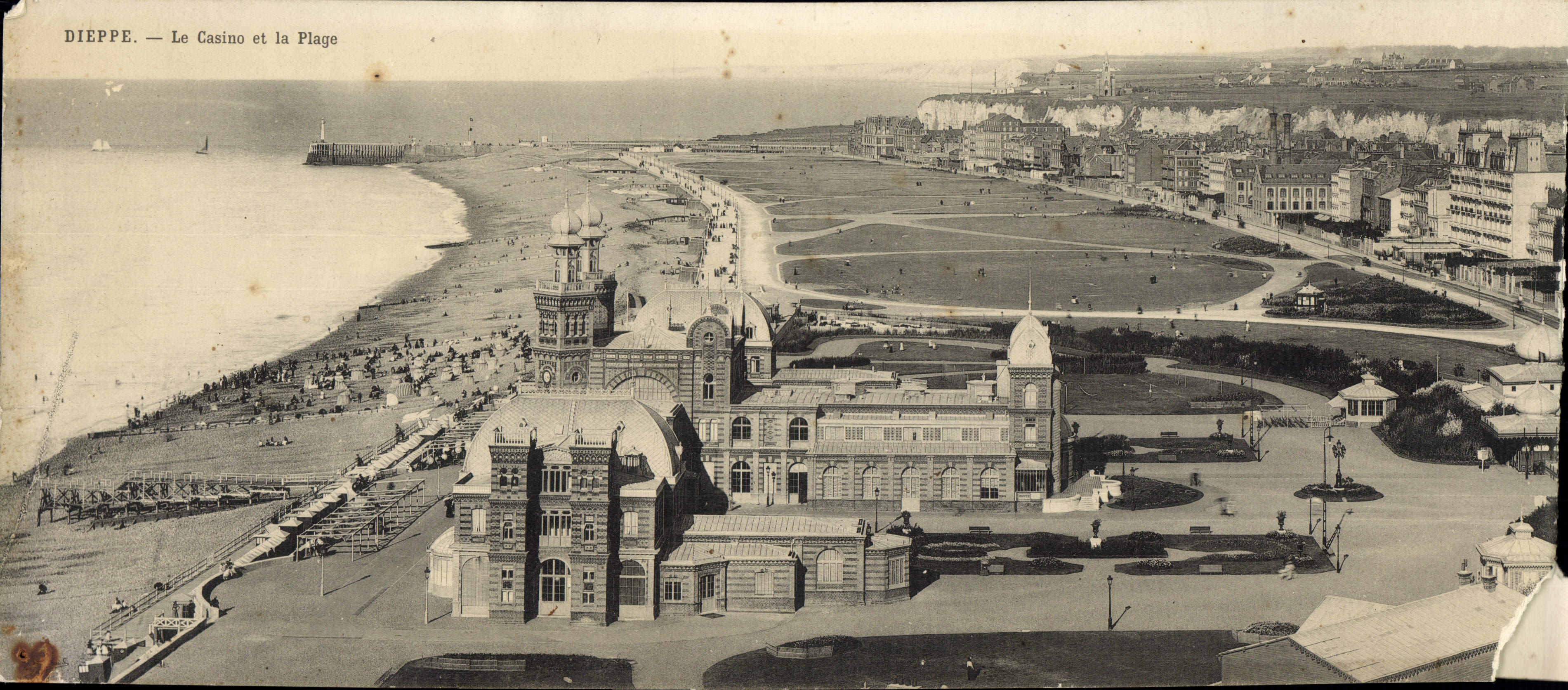 CPA Grand Format Dieppe Le casino et la plage 36 * 14 cm