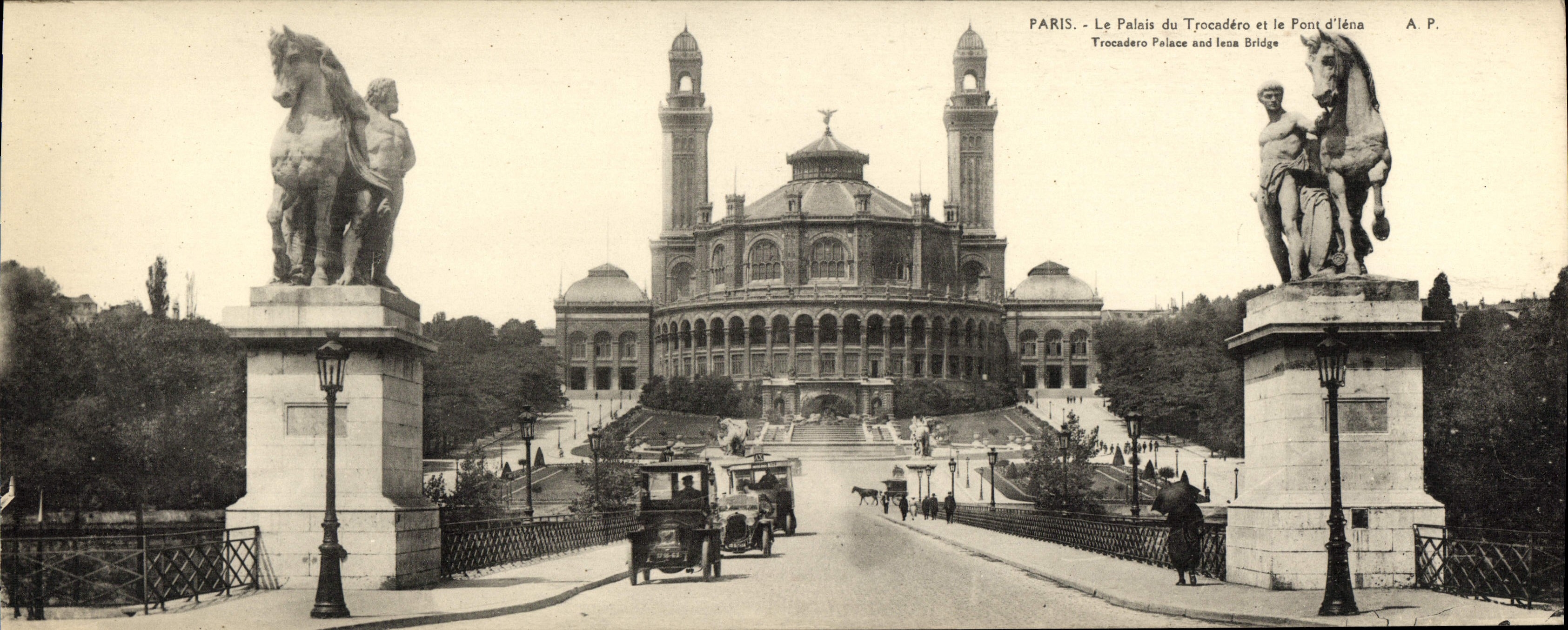 CPA Grand Format Paris Le Palais du Trocadero et le pont D'Iena Automobile Cheval 28.5 * 11 cm