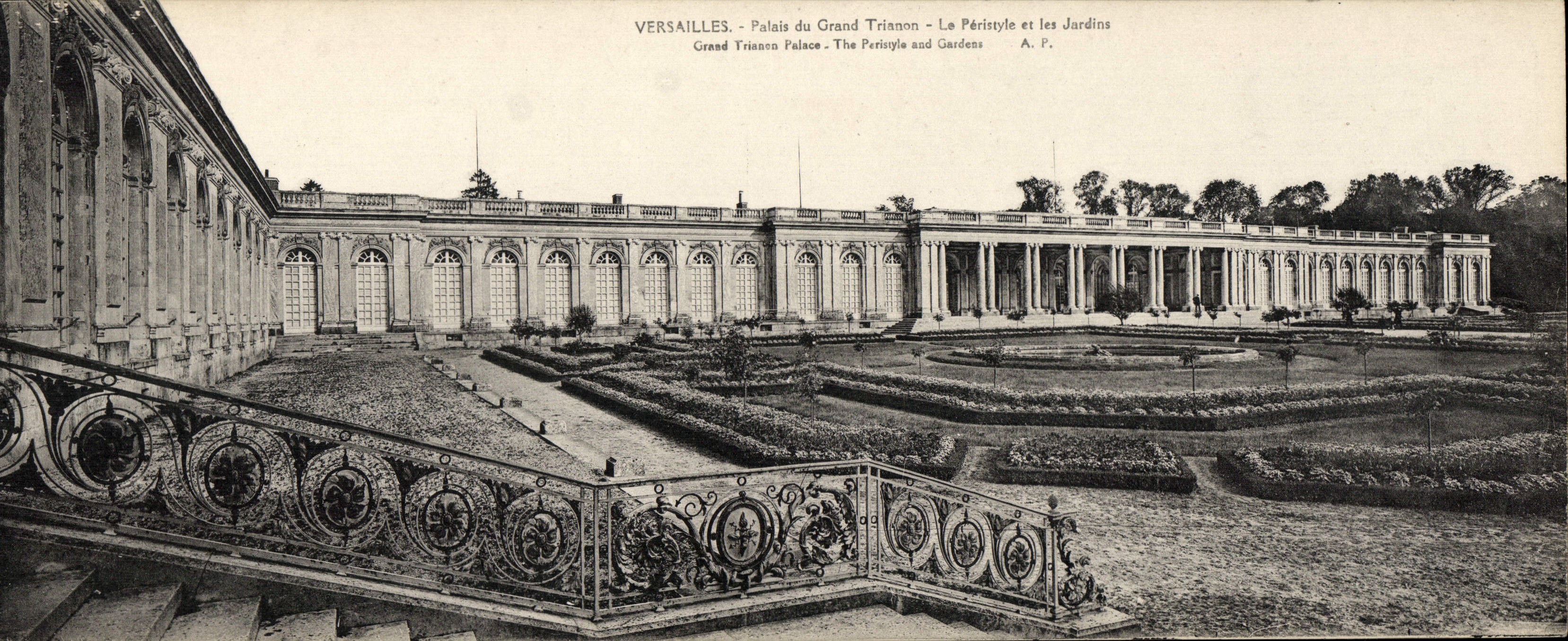 CPA Grand Format Versailles Palais du Grand Trianon Le peristyle et les jardins 28.5 * 11 cm