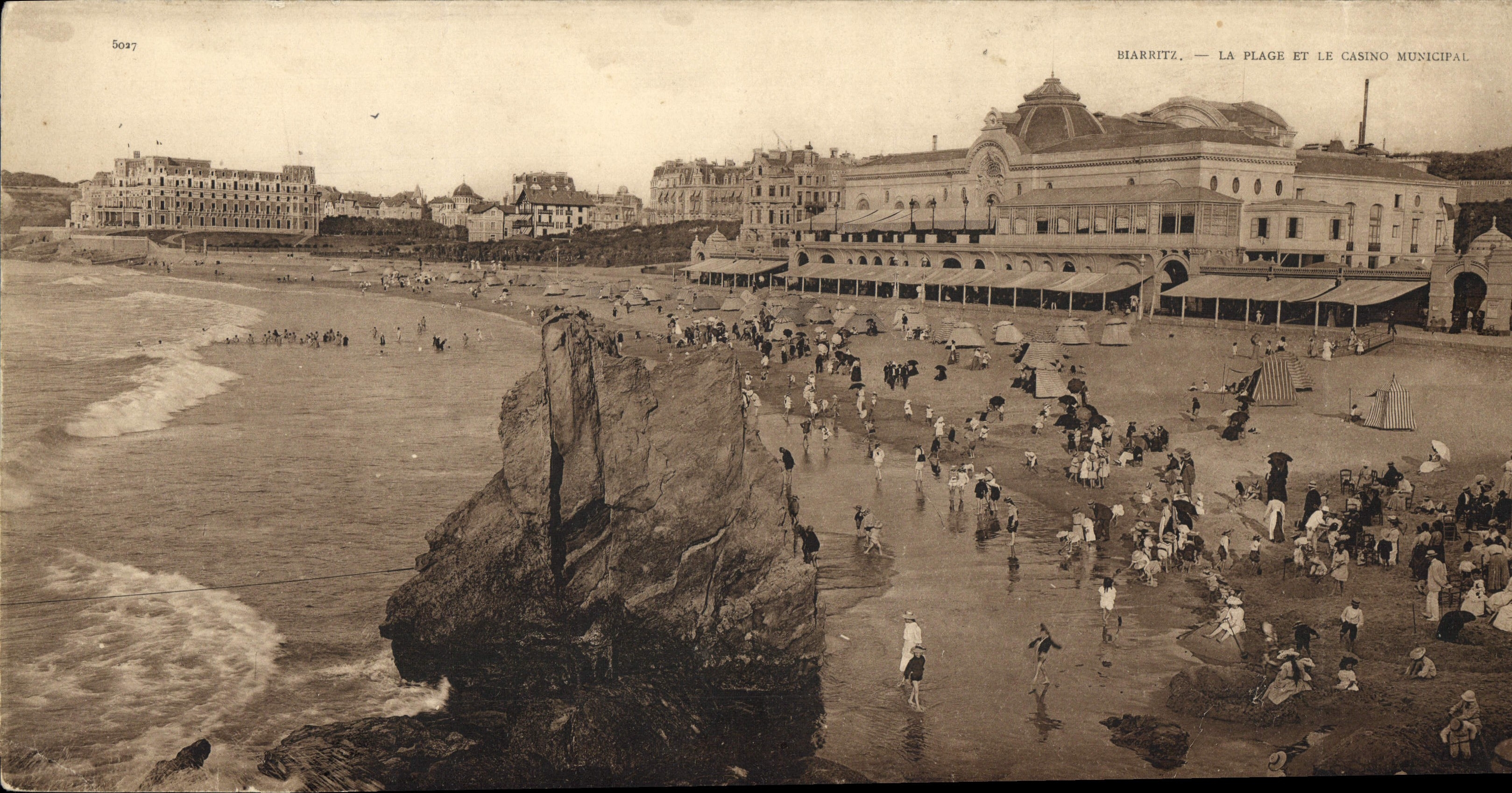 POSTAL Biarritz de la VENDIMIA de gran tamaño la playa y el casino municipal 28 * 14 cm
