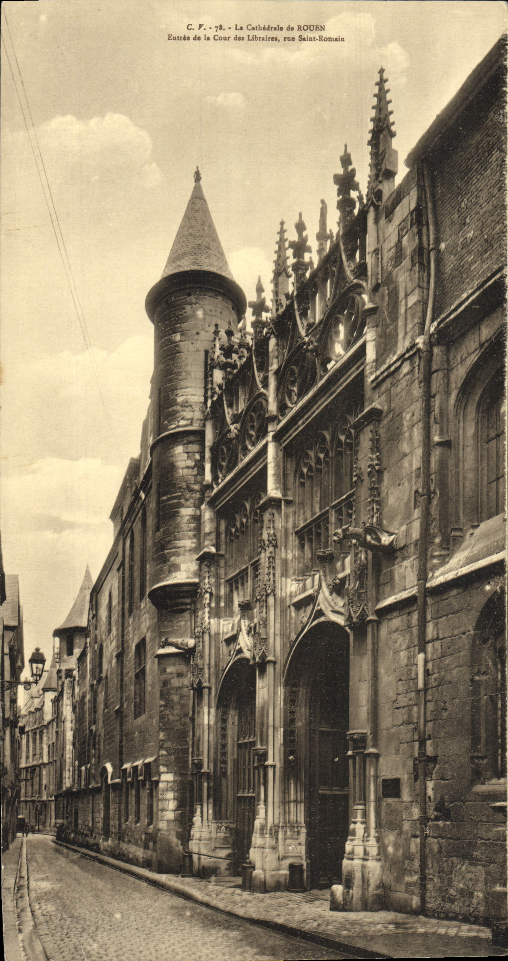 CPA Grand Format Rouen Cathedrale Entree de la cour des libraires rue St Romain Librairie 14 * 28 cm