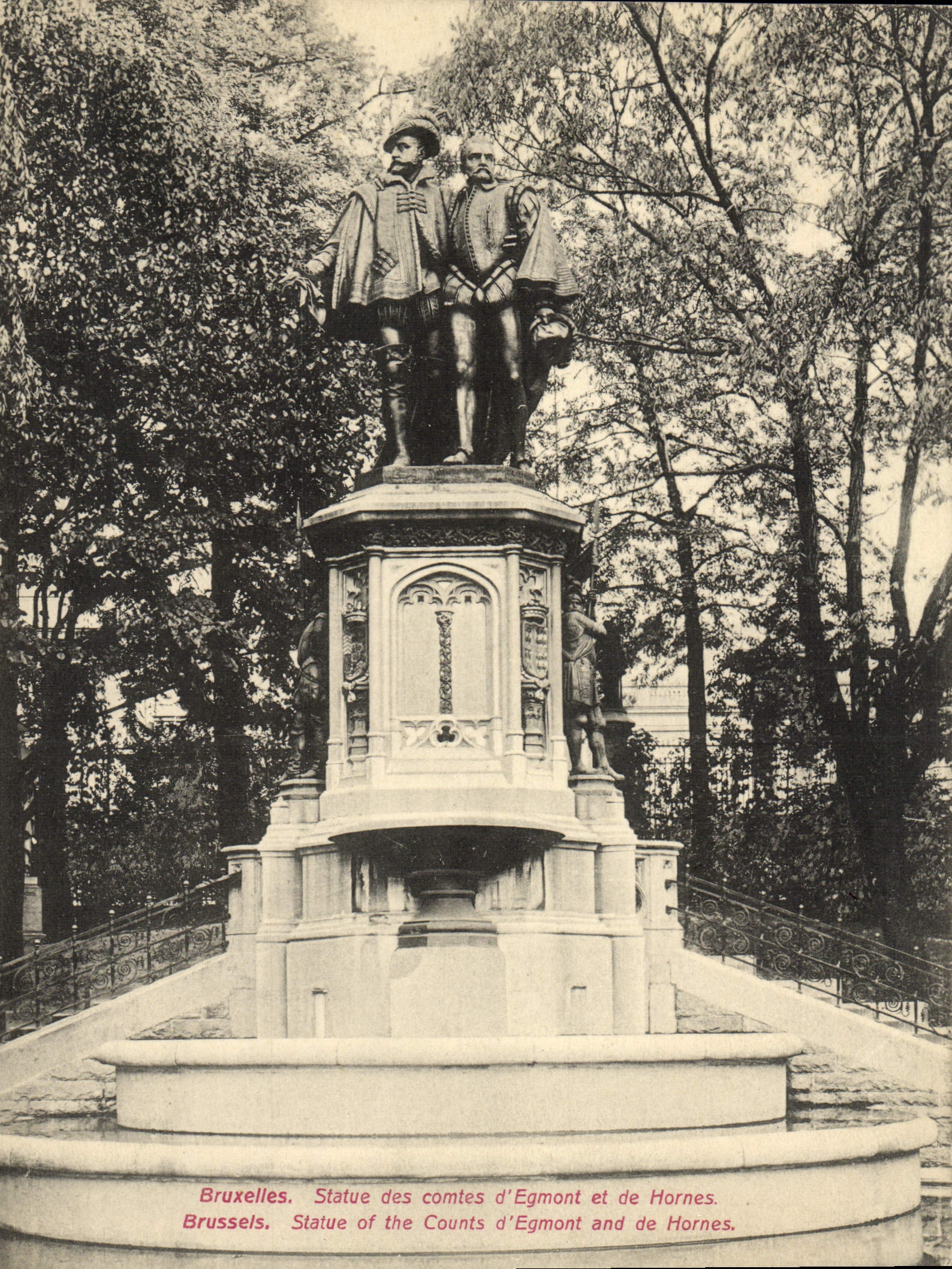 CPA Grand Format Bruxelles Statue Des Comtes d'Egmont Et De Hornes Bruxelles 18 * 14 cm