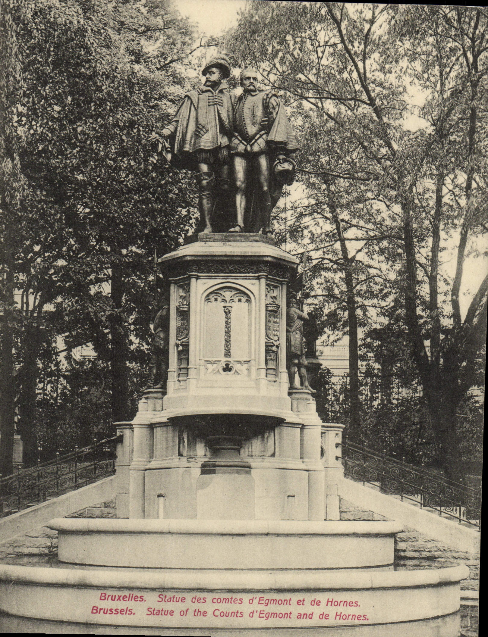 CPA Grand Format Bruxelles Statue Des Comtes d'Egmont Et De Hornes Bruxelles 18 * 14 cm