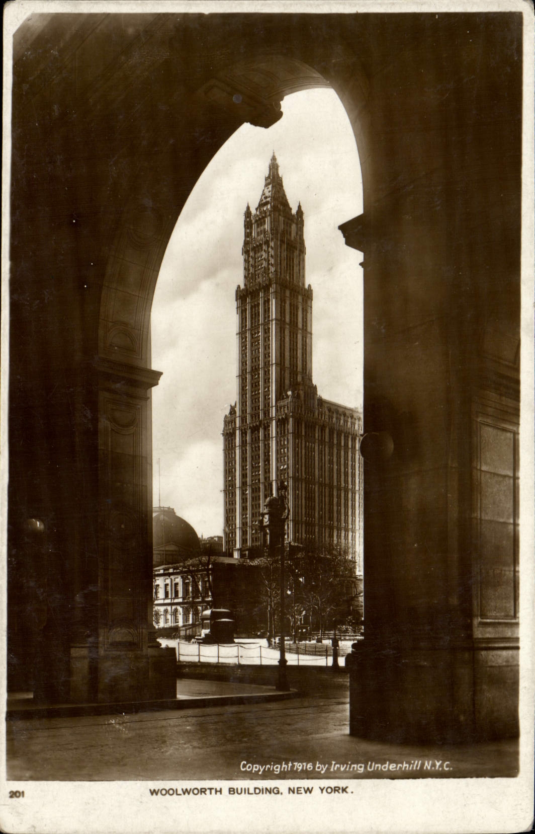 Edificio de Woolworth Nueva York de la POSTAL de la VENDIMIA