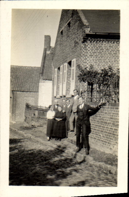 Photo Family in front of her house