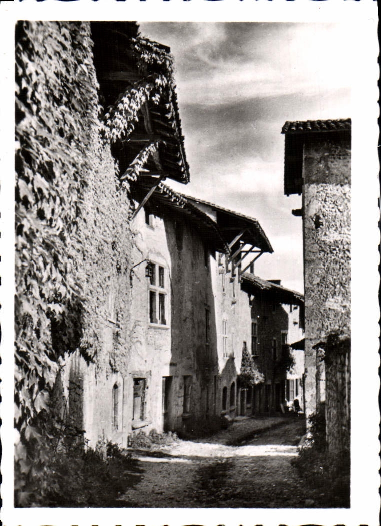 MODERN CARD Perouges the Street Of the Rounds