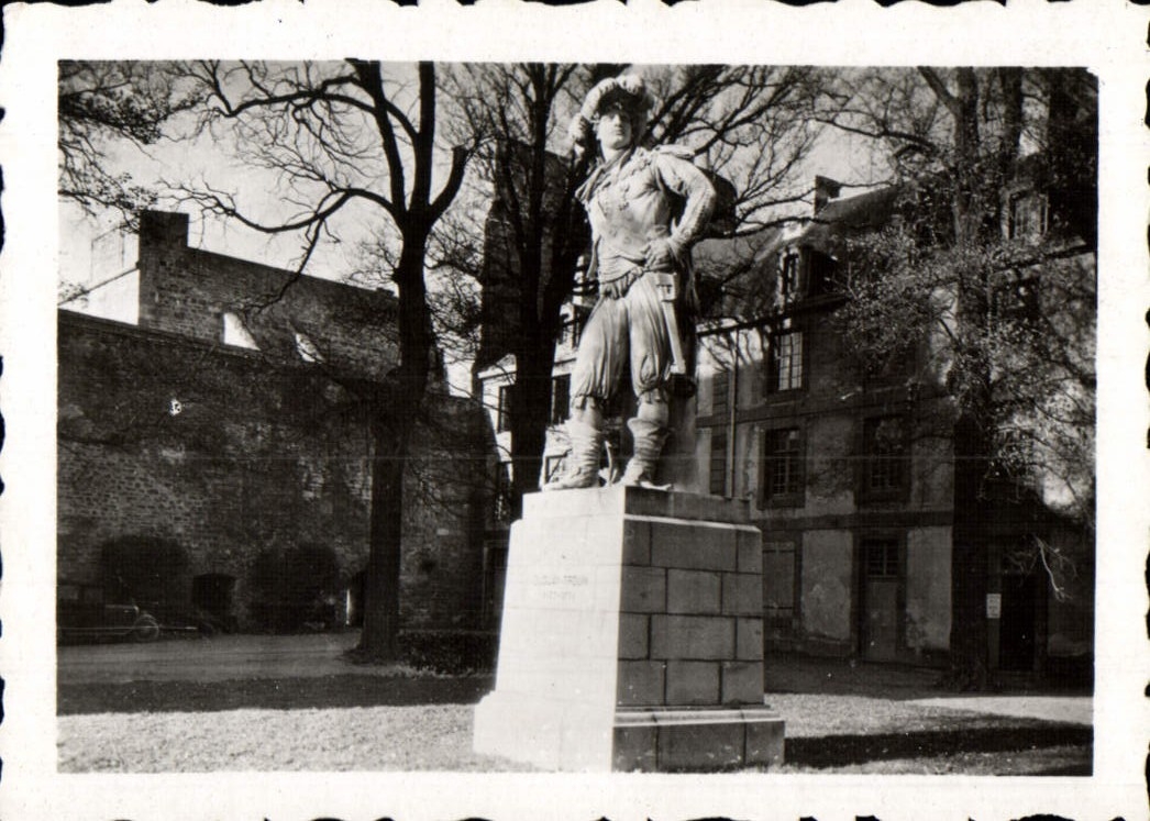 CPM Statue de Duguau Drouin Saint Malo