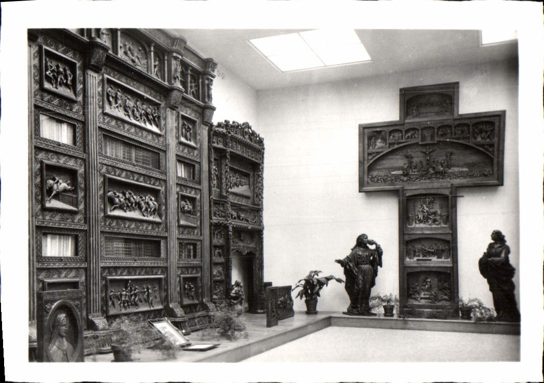 CPM Les Bois Sculptes Cancale Interieur de la Galerie d'Exposition Exposition Abbe Quemerais