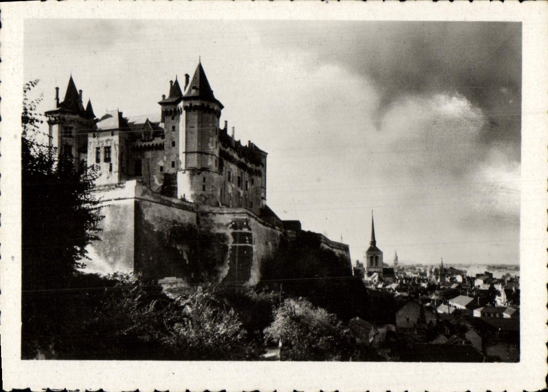 MODERN CARD Saumur Castle