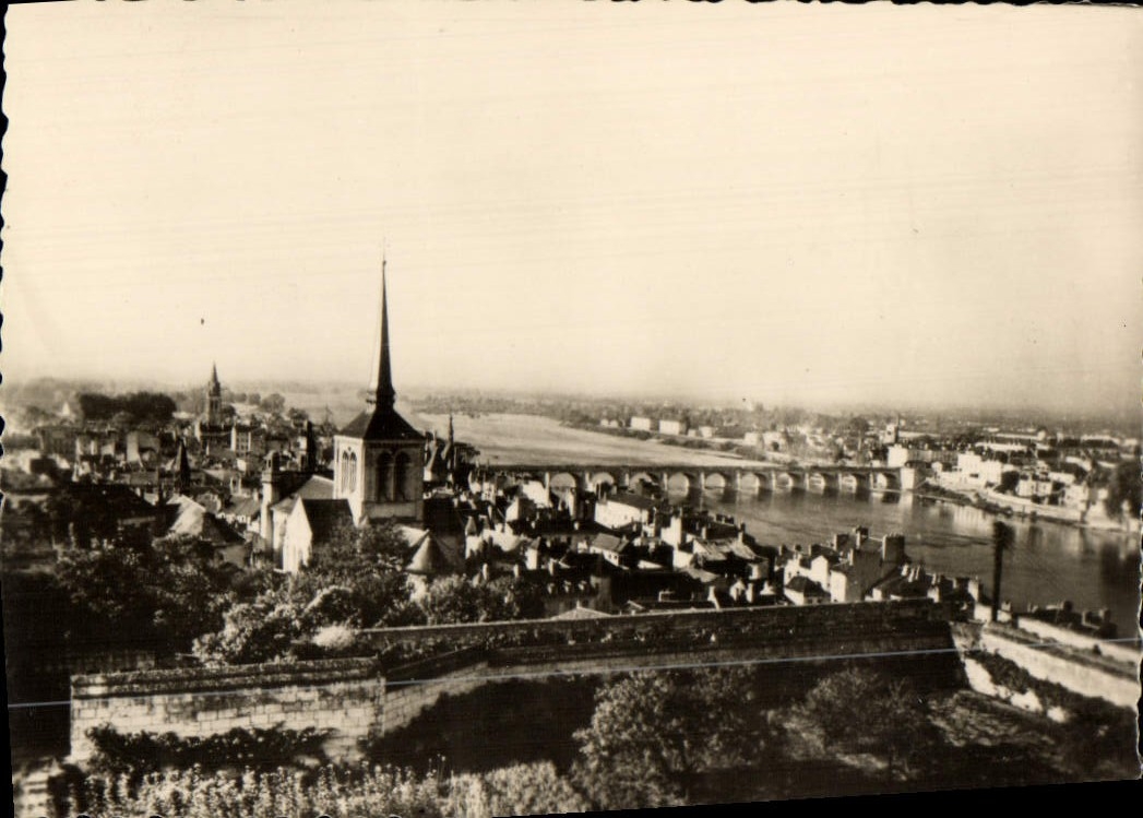 CPM Saumur Vue Generale Prise du Chateau La Loire et le Pont Cessart