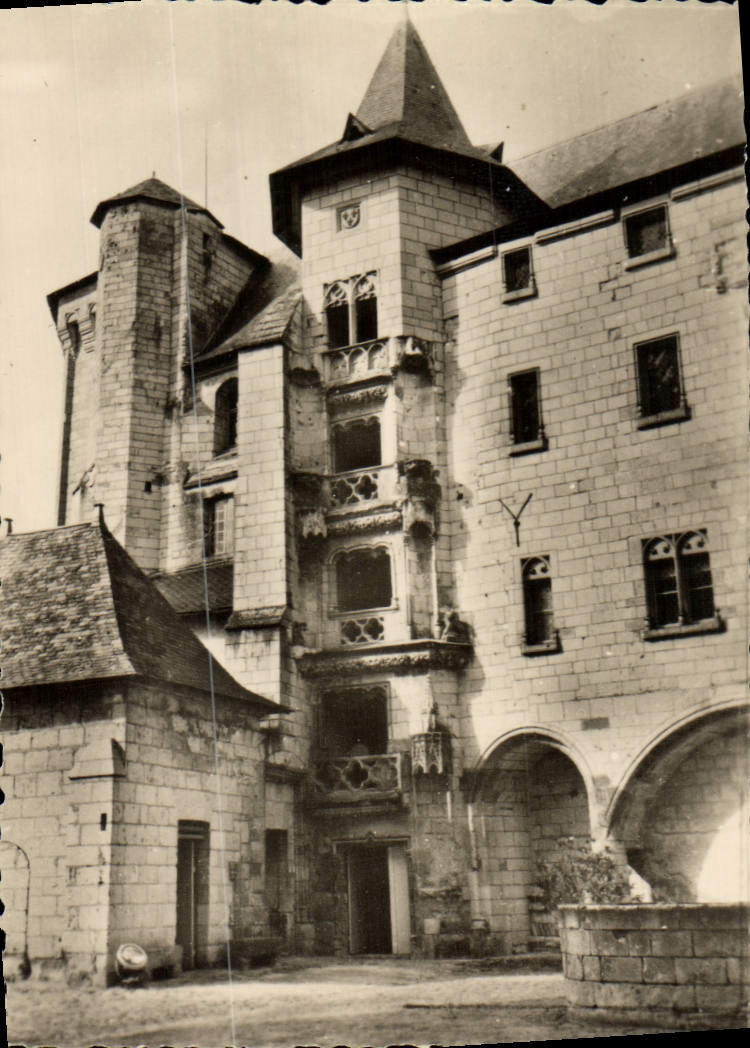 CPM Saumur L'escalier d'Honneur dans la Cour Interieure du Chateau