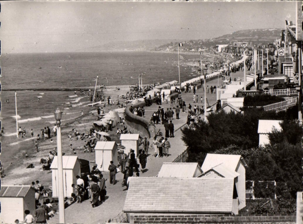 MODERN CARD Villers on Sea the Beach Towards Deauville