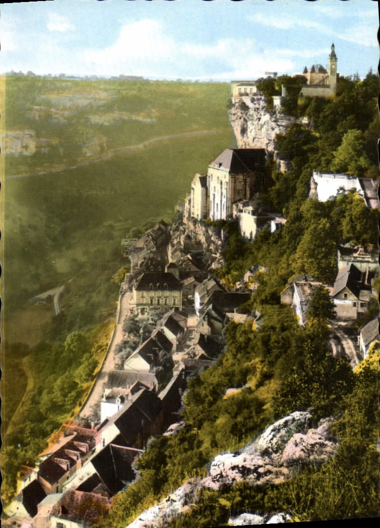 CPM Rocamadour Le Rocher Vu de la Route du Chateau