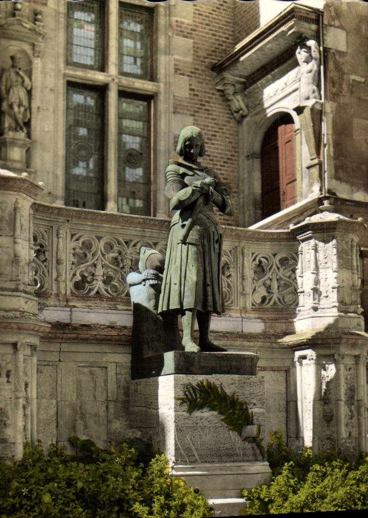 CPM Orleans Cour de L'Hotel de Ville 