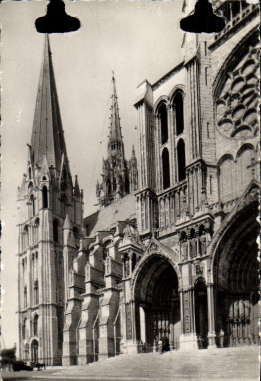 CPM Chartres La Cathedrale Vue Sur la Facade sud et les Deux Clochers