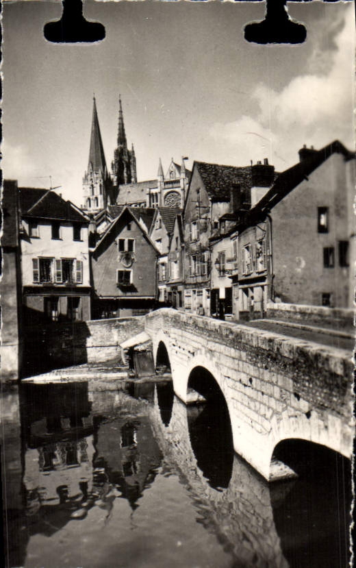 CPM Chartres Vieux Pont Sur L'e