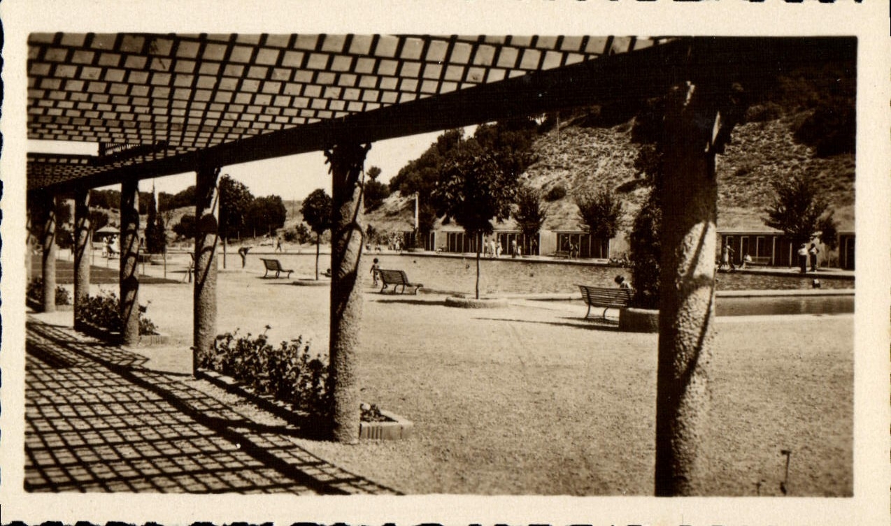 MODERN CARD Ifrane Gantry on the Swimming pool