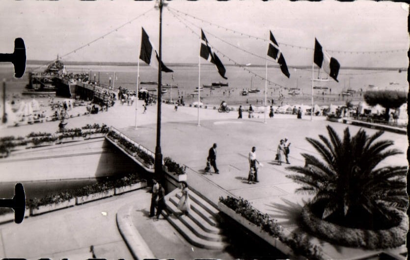 CPM Arcachon Cote d'Argent Place Thiers et Souterrain