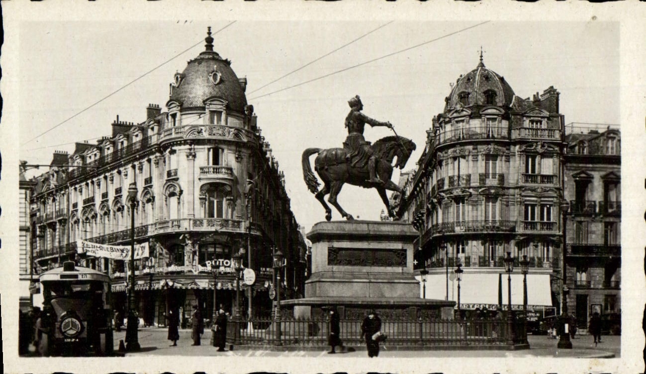 CPM Orleans La Place du Martroi La Statue de Jeanne d'Arc par Foyatier