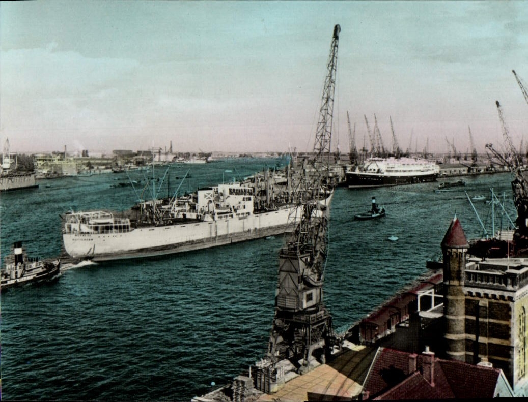 CPM Amsterdam Gezicht op het Bateaux