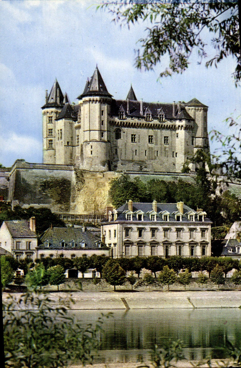 CPM Saumur Le Chateau et les Bords de la Loire