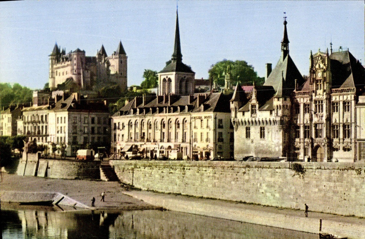 MODERN CARD Saumur the Castle and Bors of the Loire