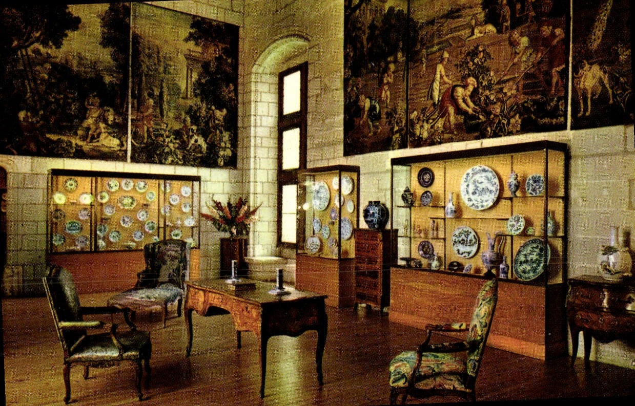 CPM Saumur Musee d'Arts Decoratifs La salle des Faiences de Rouen et de Nevers