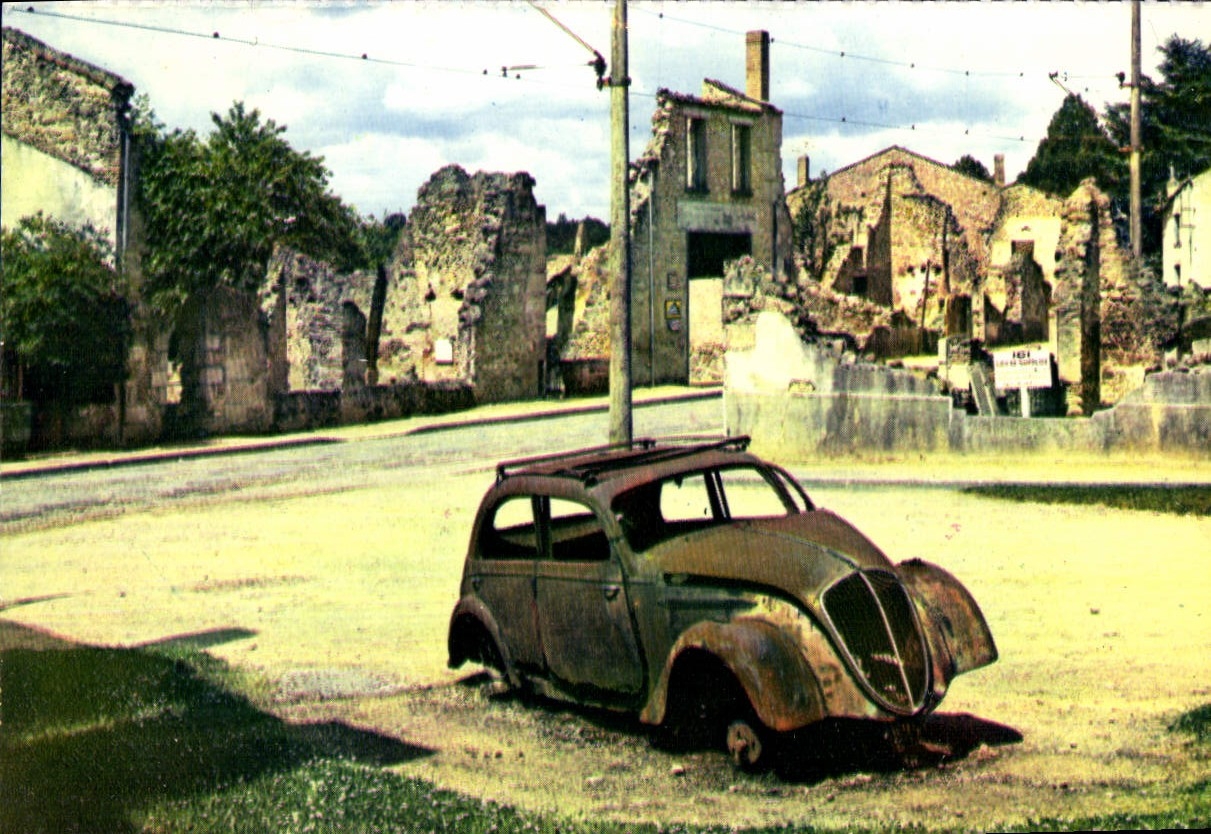 CPM Oradour sur Loire Automobile du Dr Desourteau Militaria 