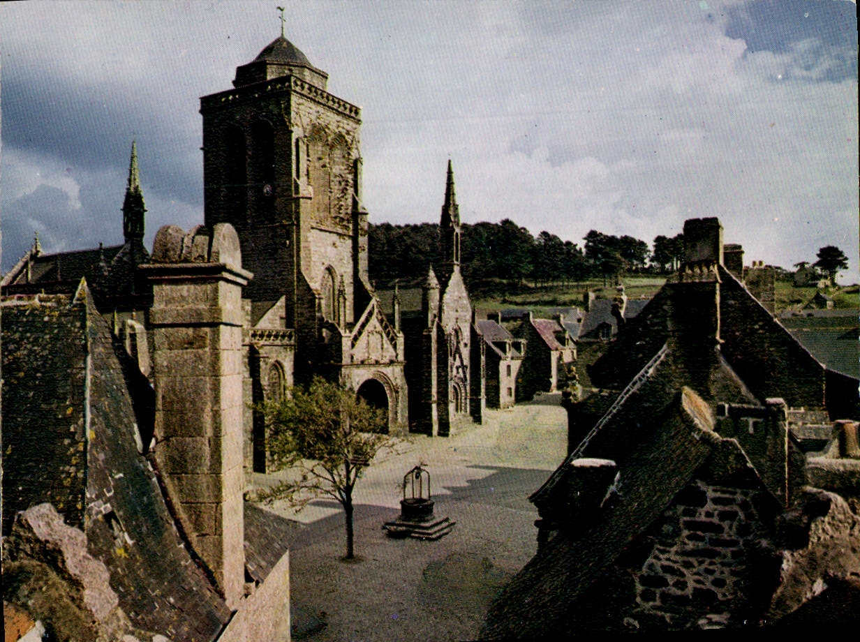 CPM Locronan Ensemble de la place Eglise du 15eme et les vieilles maisons des Tisserands