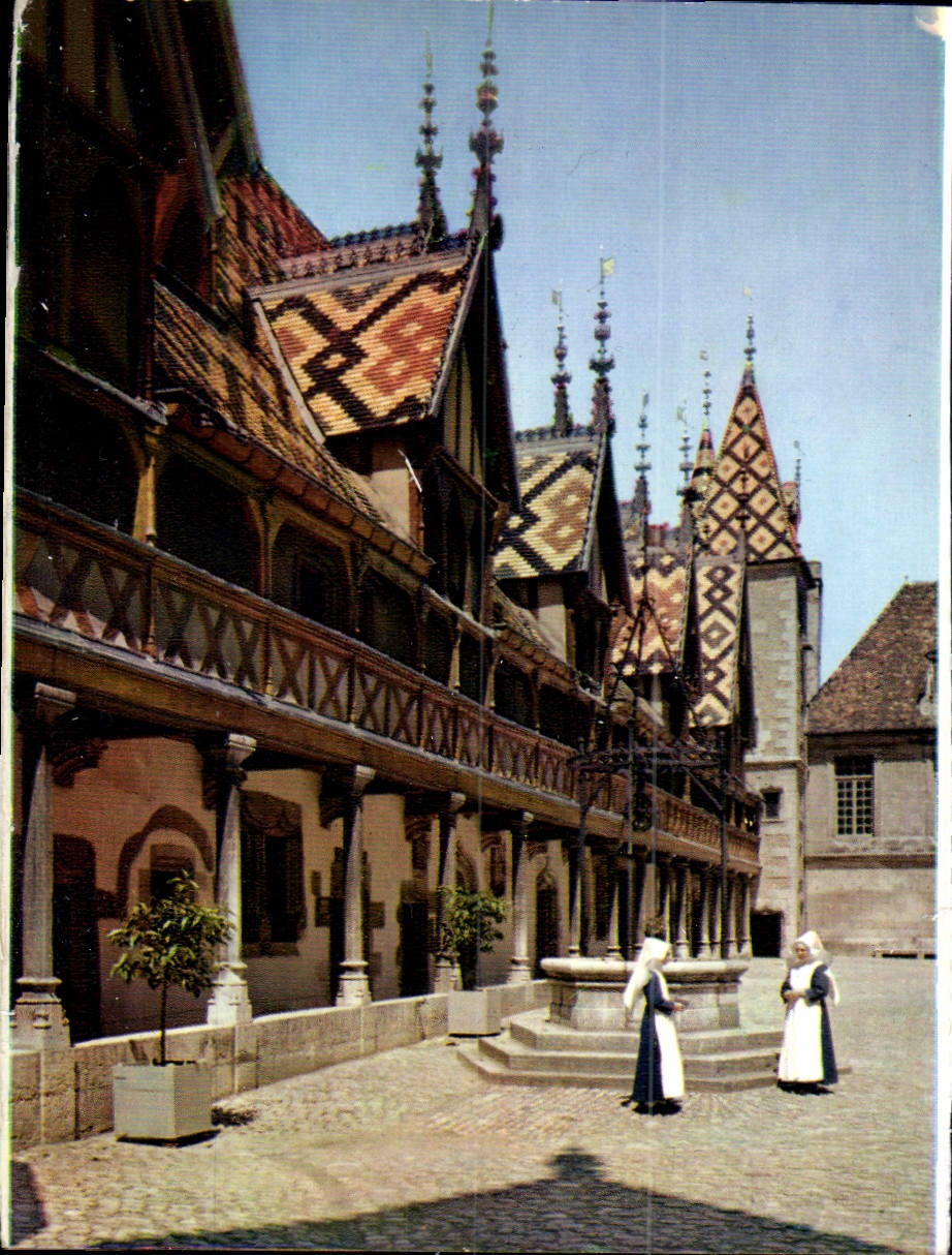 CPM Beaune Cour D'Honneur Batiment Ouest 