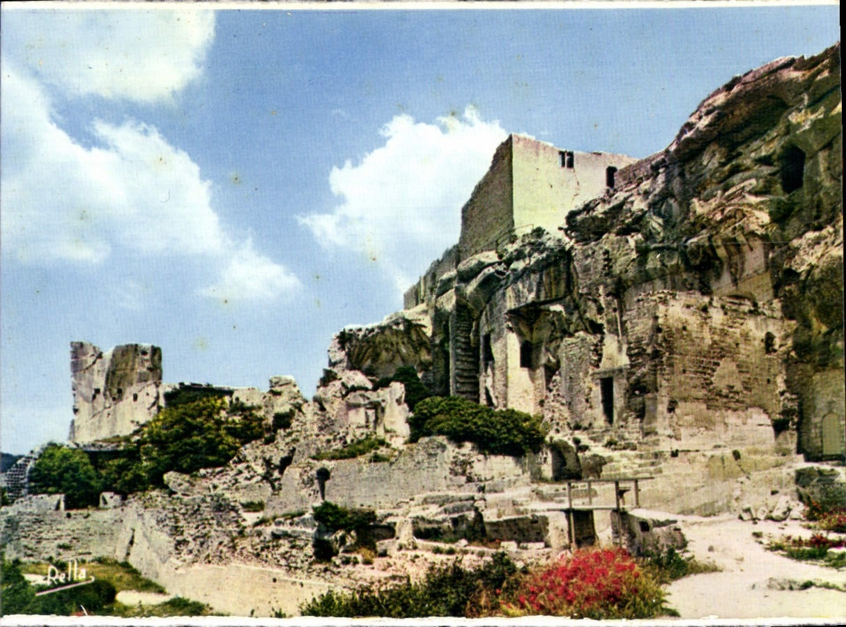 CPM A Gauche Le Colombarium Et La Tour Paravelle a Droite Les Ruines Du Chateauu Seigneurial