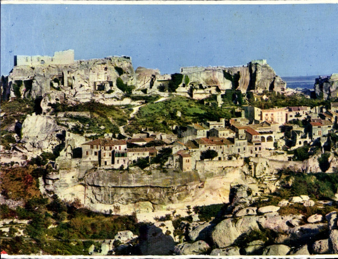 CPM Vue Panoramique Sur Le Vieux Bourg Et Le Chateau Feodal