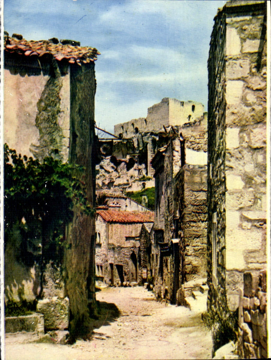 CPM La Vieille Rue Conduisons Au Chateau Feodal