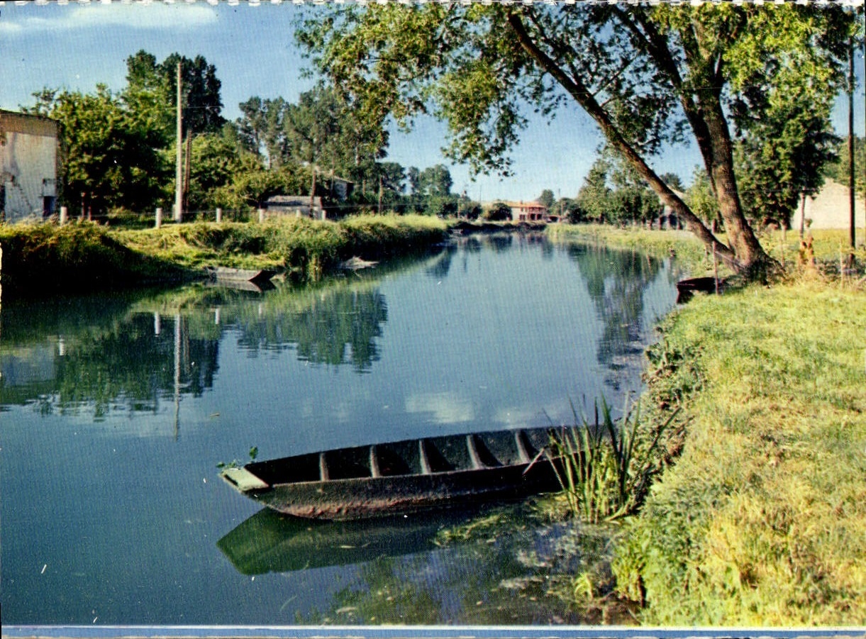 MODERN CARD the Large Canal And Separates It