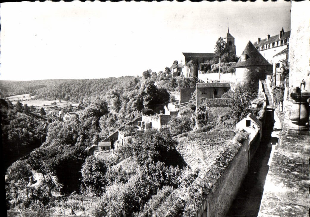 CPM Avallon Les Remparts Et l'Eglise St Lazare