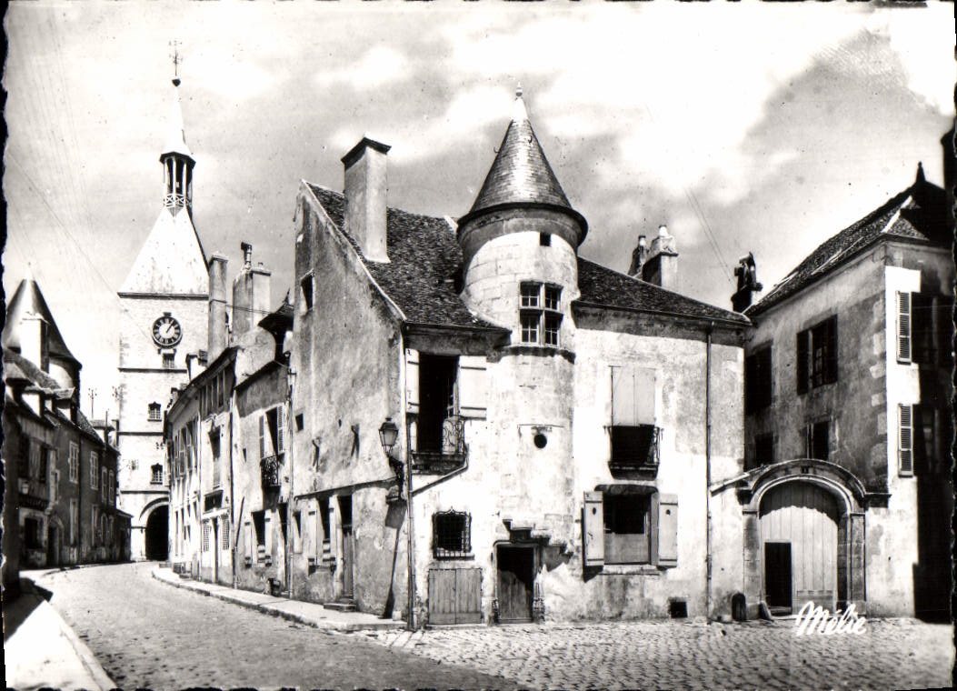 CPM Avallon Tour De l'Horloge Et Maison du 15eme