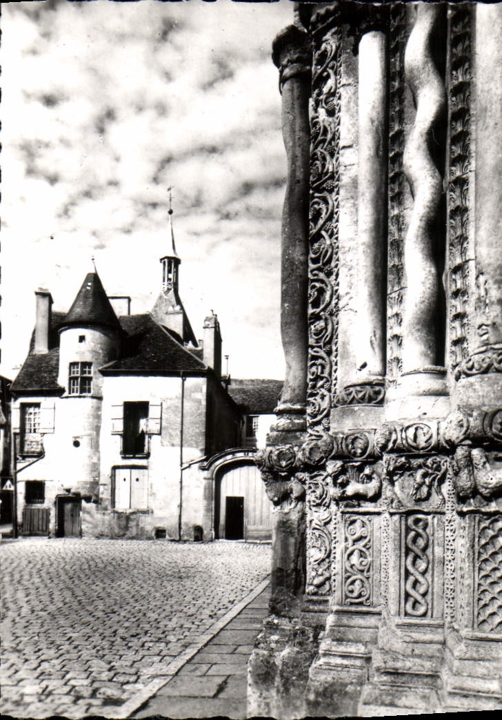 CPM Avallon Portail De l'Eglise St Lazare Et Maison du 15eme