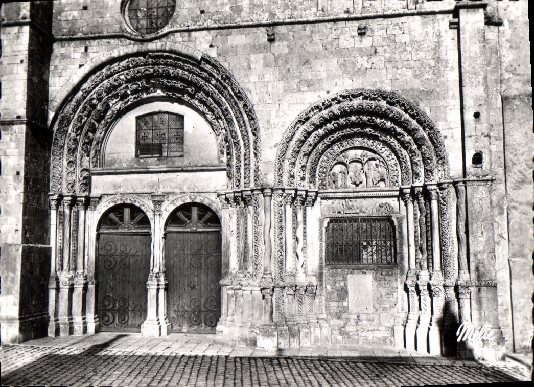 CPM Avallon Portail De l'Eglise St Lazare