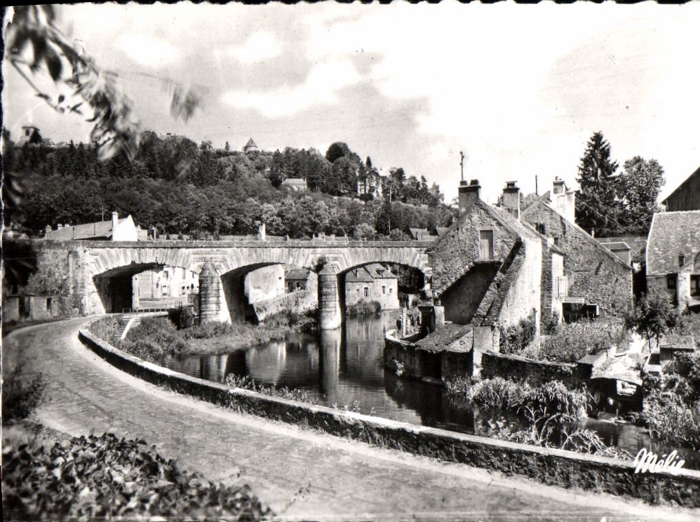 CPM Avallon Vallee Du Cousin Le Pont De Pierre A Cousin Le Pont